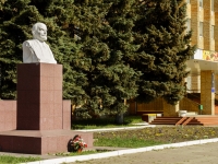 улица Революционная. памятник В. И. Ленину