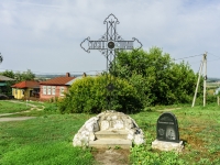 Зарайск, улица Первомайская. памятный знак Памятный крест и надгробный камень на месте церкви Вознесения Господня