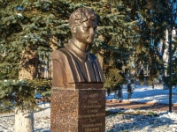 Ruza, square Revolyutsionnaya. monument