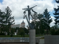 Омск, улица Интернациональная. скульптурная композиция "Золотой марафонец"