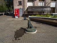 Orenburg, 纪念碑 -копилка бездомной собакеSovetskaya st, 纪念碑 -копилка бездомной собаке