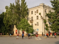 塔甘罗格, Oktyabrskaya sq, 房屋 2. 公寓楼