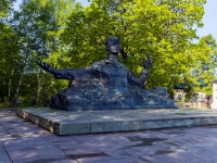 соседний дом: ул. Петрова. памятник С.А. Есенину