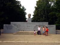 Жигулевск, площадь Мира. малая архитектурная форма Трибуна с бюстом Ленина