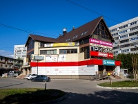 соседний дом: ул. 70 лет Октября, дом 90. торговый центр "Призма"