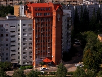 Togliatti, Avtosrtoiteley st, house 102А. Apartment house with a store on the ground-floor