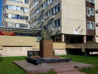Тольятти, памятник Н.Ф.Семизоровуулица Белорусская, памятник Н.Ф.Семизорову