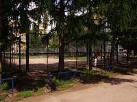 Тольятти, улица Дзержинского. спортивная площадка
