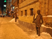 соседний дом: ул. Белинского. памятник Кисе Воробьянинову