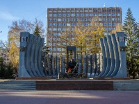 улица Мамина-Сибиряка. памятник Черный тюльпан