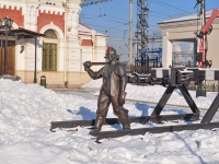 Екатеринбург, скульптура Женщина с кувалдойулица Вокзальная, скульптура Женщина с кувалдой