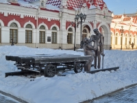 Yekaterinburg, sculpture ПутейцыVokzalnaya st, sculpture Путейцы