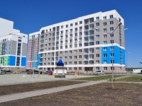 Yekaterinburg, Wilhelm de Gennin st, house 32. Apartment house