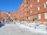 Beryozovsky, Isakov , house 18. Apartment house