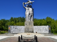 Beryozovsky, st Teatralnaya. monument