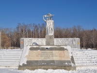 Берёзовский, улица Театральная. памятник Солдатам Великой Отечественной войны