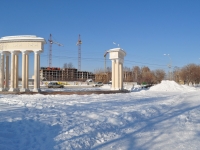 Берёзовский, улица Театральная. монумент Триумфальные ворота