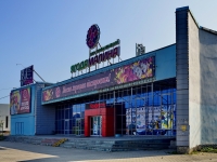 Kamensk-Uralskiy, 购物娱乐中心 "ЯгодаМалина",  , 房屋 75