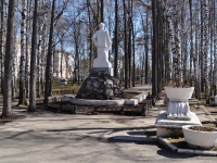 Nizhny Tagil, monument ГорнякуLenin avenue, monument Горняку