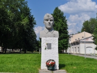 Невьянск, площадь Революции. памятник В.В. Гомзину