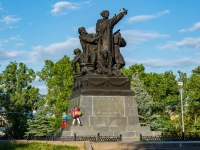 Вязьма, улица Космонавтов. памятник  генералу М.Г. Ефремову