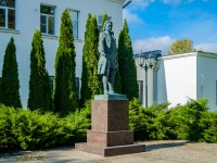 Гагарин, улица Ленина. памятник Петру I