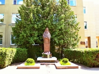 улица Гоголя. памятник Архиепископу Луке