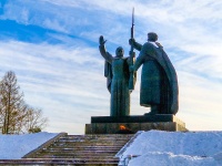 Томск, Ленина проспект. памятник «Родина‑мать вручает оружие сыну»