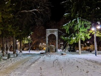 соседний дом: пр-кт. Ленина. мемориал "Камнь скорби"