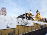 соседний дом: ул. Октябрьский взвоз, дом 8. церковь Воскресная школа