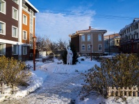 Томск, площадь Соляная. скульптура "Женщина с ребёнком"