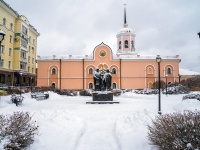 Томск, памятник святым Петру и Февронии Муромскимплощадь Ленина, памятник святым Петру и Февронии Муромским