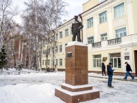 соседний дом: пр-кт. Кирова. памятник Олегу Кошевому