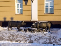 Томск, Кооперативный переулок. скульптурная композиция "Свинки с поросятами"