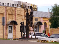 Ульяновск, улица Минаева. памятник "Первый электрический фонарь"