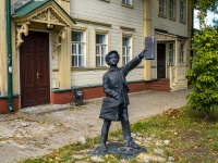 Ульяновск, улица Бебеля. скульптурная композиция "Мальчик - разносчик газет"