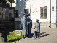 neighbour house: st. Lenin. sculpture "Симбирская семья"