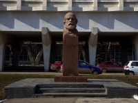 Ulyanovsk, Lenin square, Бюст И.Н. Ульянова 