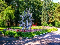 隔壁房屋: st. Spasskaya. 雕塑 "Первый круг"