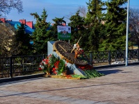 隔壁房屋: st. Goncharov. 纪念碑 взрослым и детям убитым, замученным в плену, пропавшим без вести