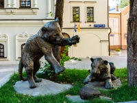 улица Мясницкая. скульптурная композиция "Играющие тигрята"