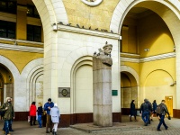 соседний дом: ул. Коровий Вал. Бюст революционера П.Г. Добрынина