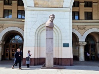 соседний дом: ул. Коровий Вал. Бюст революционера П.Г. Добрынина