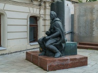 Никитский бульвар. памятник фронтовым корреспондентам