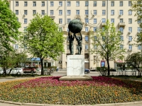 Хамовники район, улица Большая Пироговская. скульптурная композиция "Миру - мир"