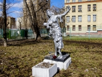 Южнопортовый район, улица Трофимова. скульптура "На дорогах войны"