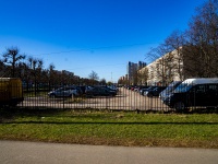 соседний дом: пр-кт. Культуры, дом 22В. гараж / автостоянка