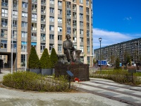 соседний дом: пр-кт. Просвещения. памятник Хо Ши Мину