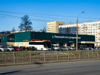 Калининский район, супермаркет "Перекресток", Просвещения проспект, дом 81