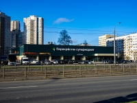 Калининский район, супермаркет "Перекресток", Просвещения проспект, дом 81